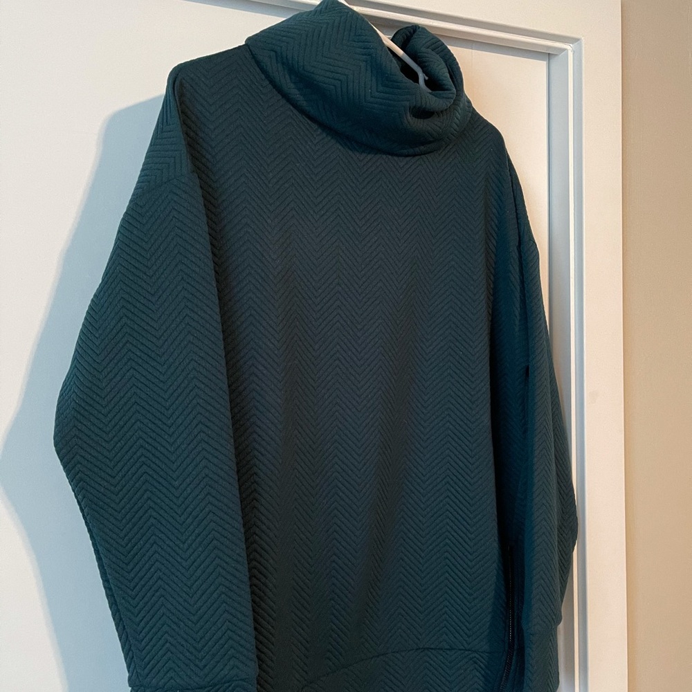 GapFit Quilted Turtleneck